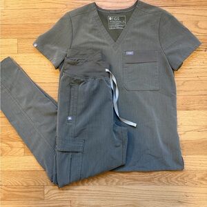 FIGS womens scrub set in heather olive